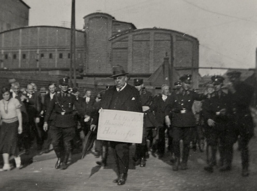 Am 11. September 1933 treiben NS-Schergen den Zentrumspolitiker Heinrich Hirtsiefer durch Essen vor sich her. Foto: Repro: Kerstin Kokoska