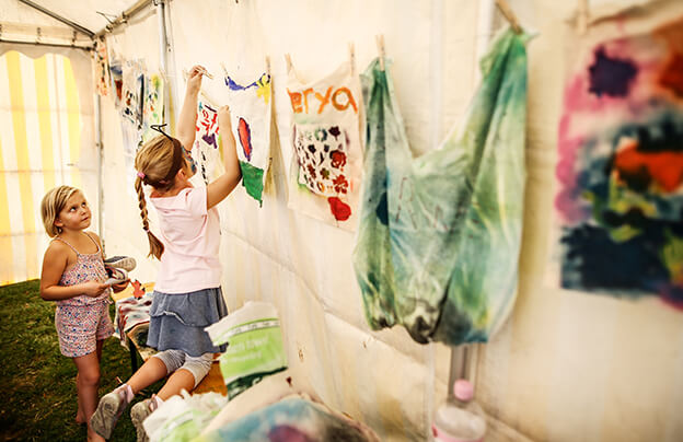 Wohnzimmer Natur - Kinder machen aus alten Stoffen Kunstwerke