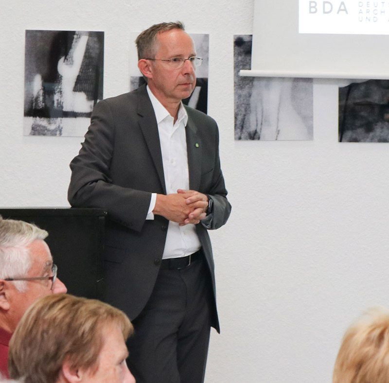 Essen-Nord-Vorstand Andreas Dargegen hält Vortrag